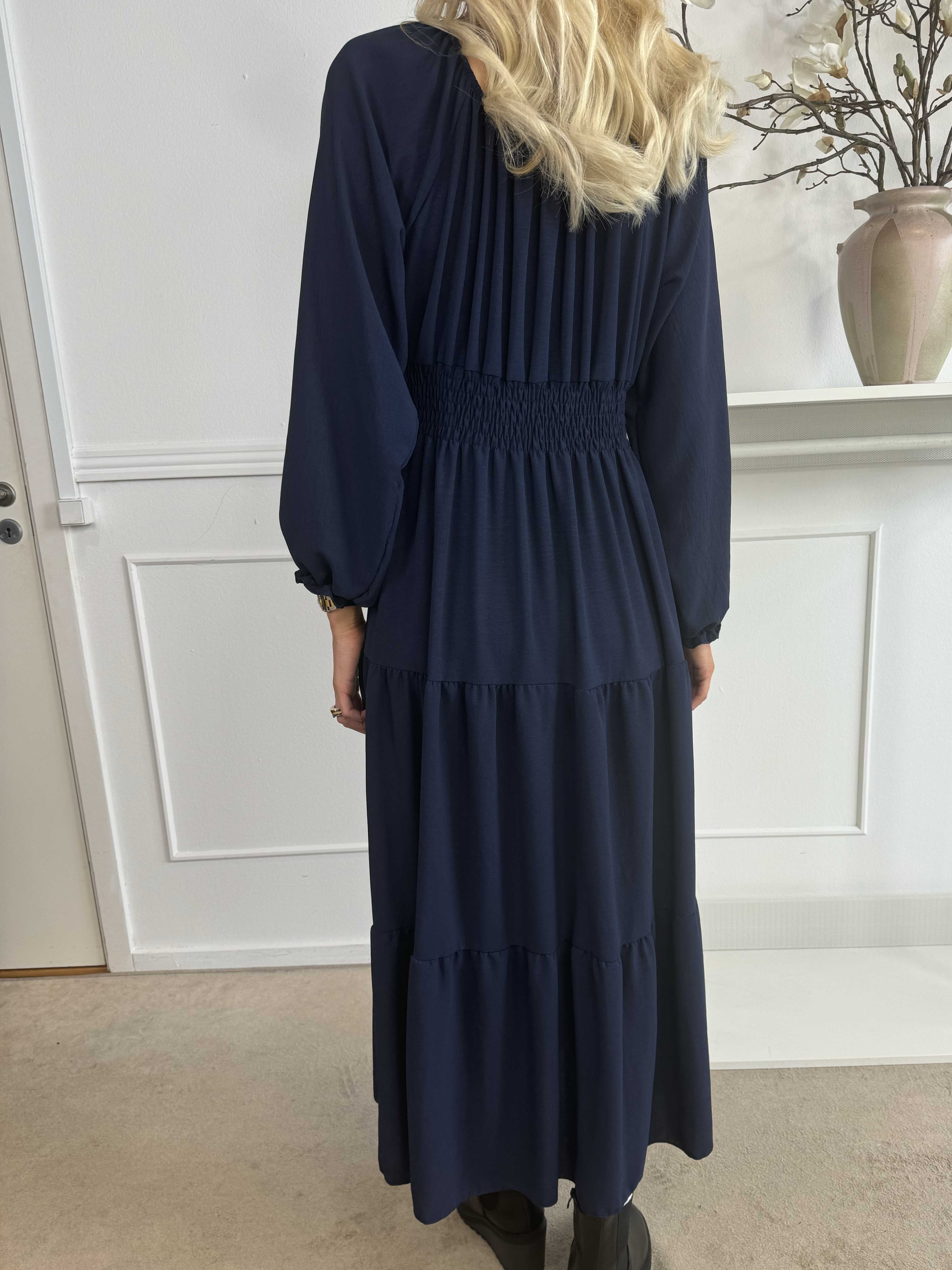 Midnight - Lang kjole med smock i taljen og guld knapper